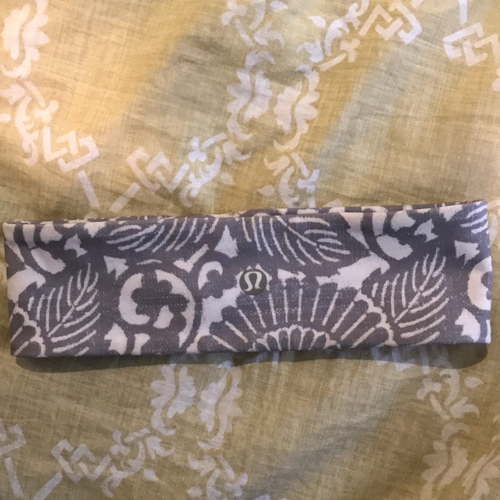 Lulu Lemon headband. Cute gray and white pattern.